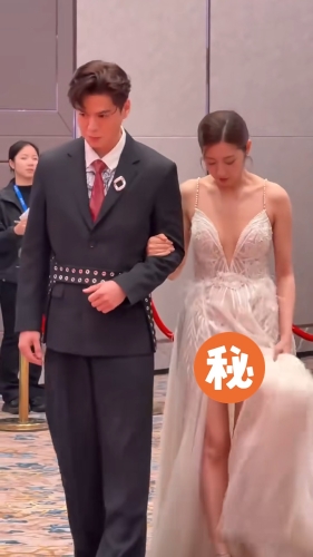 陈自瑶不断掀起裕摆不慎走光，罗子溢也不察觉。